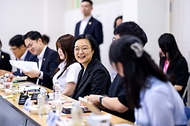한성숙 국무총리가 7월 4일 서울 서대문구 신촌에 위치한 원룸 밀집지역을 박운기 서대문구청장 등과 함께 둘러본 후 홍제동에 위치한 행복기숙사를 방문, 원룸 및 기숙사 거주 청년들과 간담회를 하고 있다.