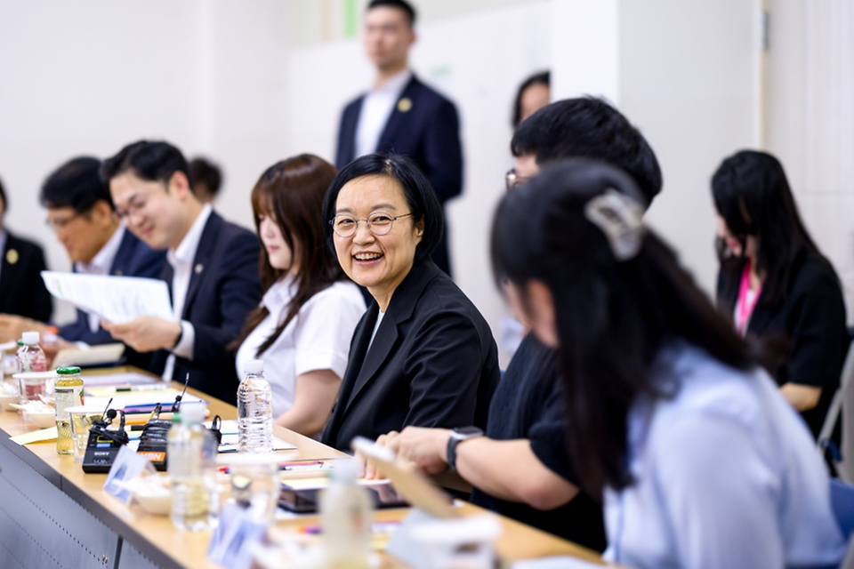 한성숙 국무총리가 7월 4일 서울 서대문구 신촌에 위치한 원룸 밀집지역을 박운기 서대문구청장 등과 함께 둘러본 후 홍제동에 위치한 행복기숙사를 방문, 원룸 및 기숙사 거주 청년들과 간담회를 하고 있다.