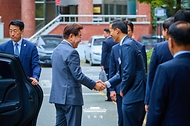 이재명 대통령이 7월 3일 경남 진주시에서 열린 영남권 첨단산업 발전비전 국민보고회에서 투자협약식이 끝난 뒤 김동관 한화그룹 부회장과 악수하고 있다. 