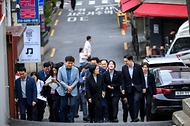 한성숙 국무총리가 7월 4일 서울 서대문구 신촌에 위치한 원룸 밀집지역을 박운기 서대문구청장 등과 함께 둘러본 후 홍제동에 위치한 행복기숙사를 방문, 원룸 및 기숙사 거주 청년들과 간담회를 하고 있다.