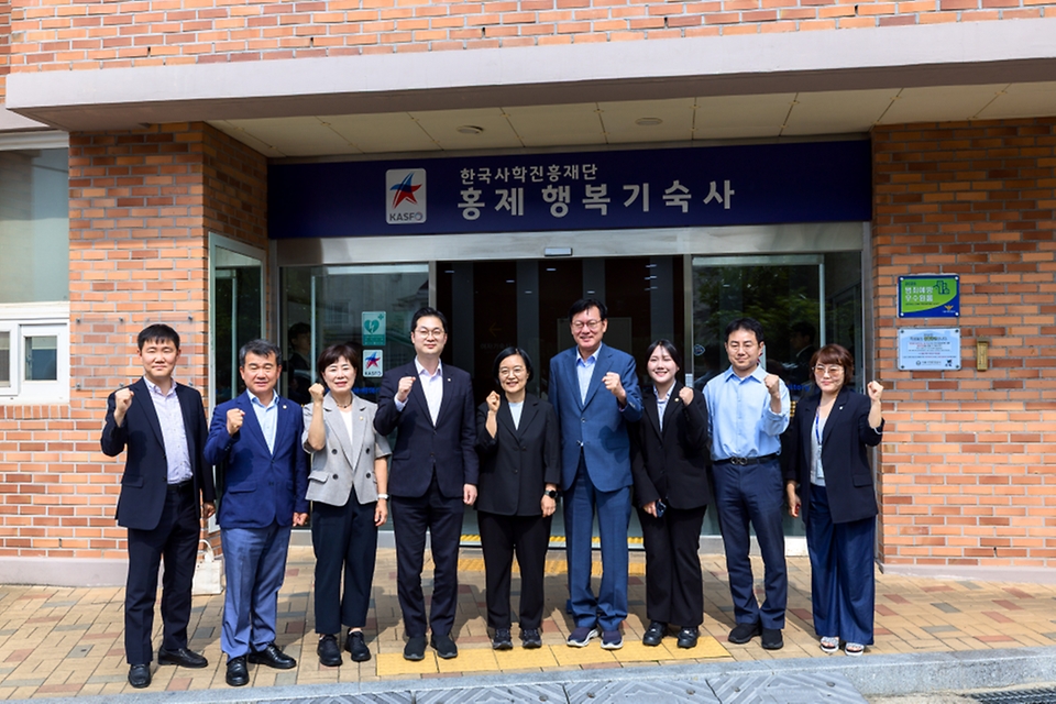 한성숙 국무총리가 7월 4일 서울 서대문구 신촌에 위치한 원룸 밀집지역을 박운기 서대문구청장 등과 함께 둘러본 후 홍제동에 위치한 행복기숙사를 방문, 원룸 및 기숙사 거주 청년들과 간담회를 하고 있다.