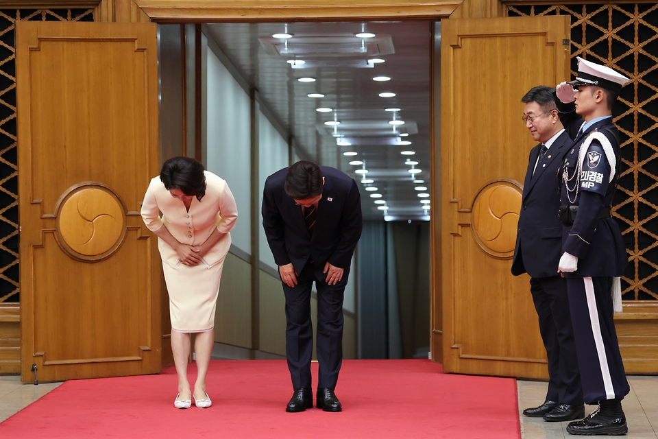 이재명 대통령이 7일 오전 경기 성남시 서울공항에서 공군 1호기로 향하고 있다. 이 대통령은 북대서양조약기구(NATO·나토) 정상회의 참석 등 외교 일정을 소화한다.
