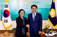 조정식 국회의장이 7월 7일 국회의장실을 찾은 한성숙 국무총리와 기념 촬영하고 있다.