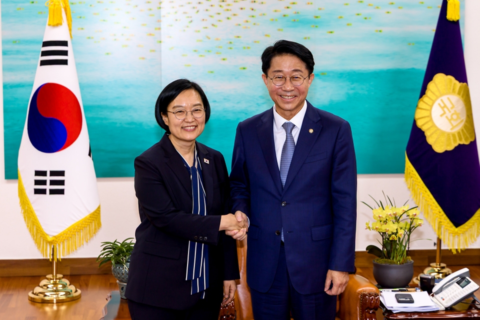 조정식 국회의장이 7월 7일 국회의장실을 찾은 한성숙 국무총리와 기념 촬영하고 있다.