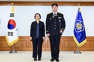 한성숙 국무총리가 7월 7일 서울 종로구 정부서울청사에서 적극행정 유공 포상 수여식을 마친 뒤 기념촬영을 하고 있다.