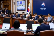 한성숙 국무총리가 7월 7일 서울 종로구 정부서울청사에서 열린 국무회의에서 발언하고 있다.