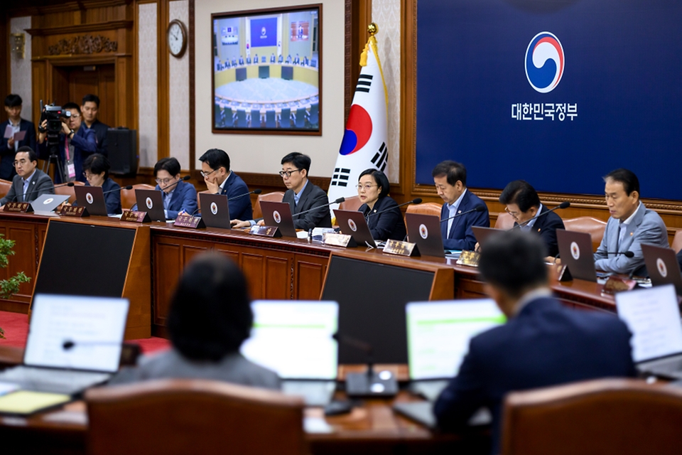 한성숙 국무총리가 7월 7일 서울 종로구 정부서울청사에서 열린 국무회의에서 발언하고 있다.