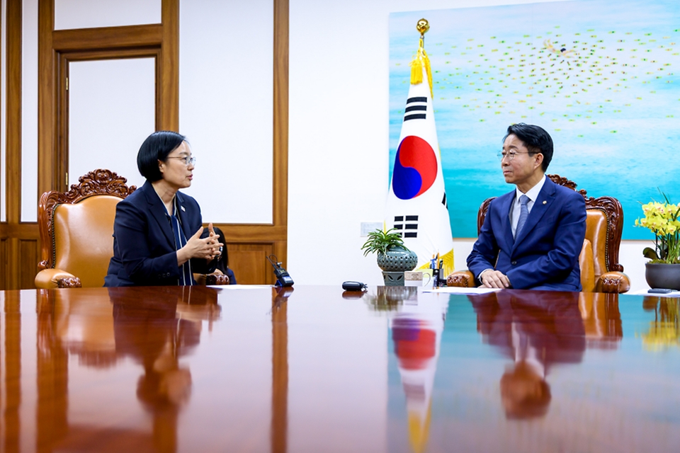 조정식 국회의장이 7월 7일 국회의장실을 찾은 한성숙 국무총리와 기념 촬영하고 있다.