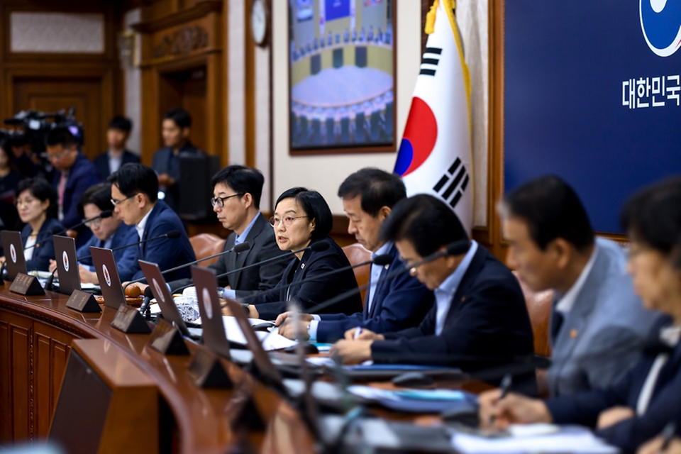 한성숙 국무총리가 7월 7일 서울 종로구 정부서울청사에서 열린 국무회의에서 발언하고 있다.