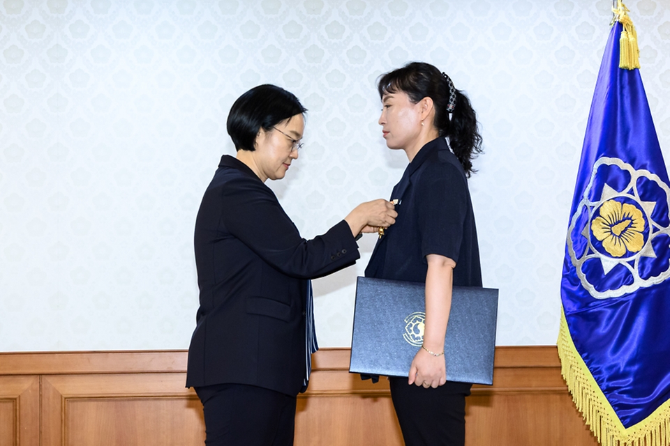 한성숙 국무총리가 7월 7일 서울 종로구 정부서울청사에서 적극행정 유공 포상 수여식을 마친 뒤 기념촬영을 하고 있다.