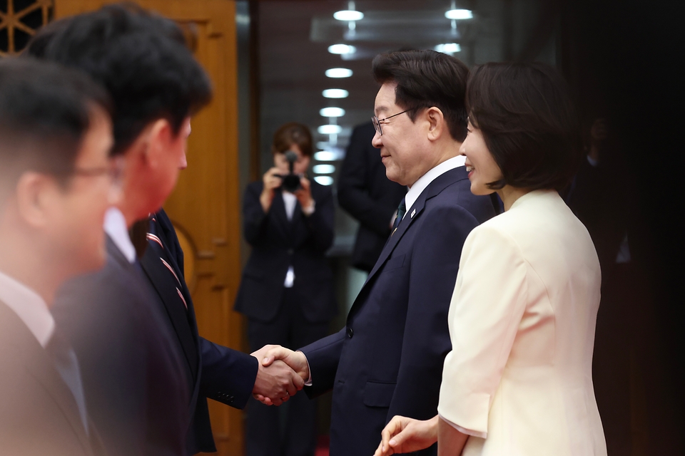 이재명 대통령이 7일 오전 경기 성남시 서울공항에서 공군 1호기로 향하고 있다. 이 대통령은 북대서양조약기구(NATO·나토) 정상회의 참석 등 외교 일정을 소화한다.