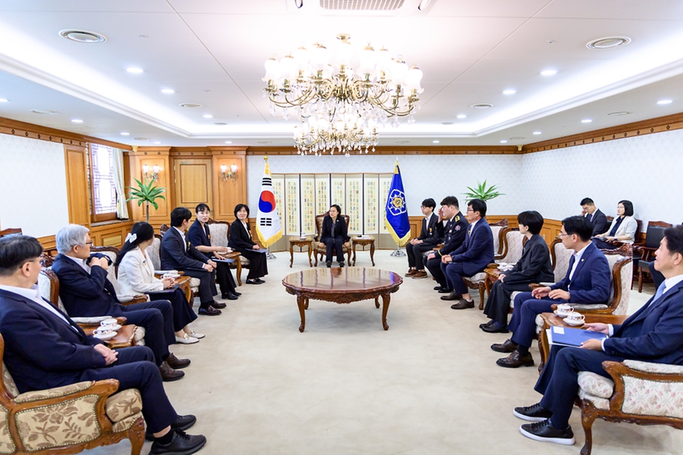 한성숙 국무총리가 7월 7일 서울 종로구 정부서울청사에서 적극행정 유공 포상 수여식을 마친 뒤 기념촬영을 하고 있다.
