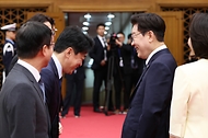 이재명 대통령이 7일 오전 경기 성남시 서울공항에서 공군 1호기로 향하고 있다. 이 대통령은 북대서양조약기구(NATO·나토) 정상회의 참석 등 외교 일정을 소화한다.