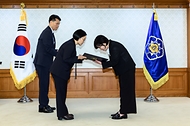 한성숙 국무총리가 7월 7일 서울 종로구 정부서울청사에서 적극행정 유공 포상 수여식을 마친 뒤 기념촬영을 하고 있다.