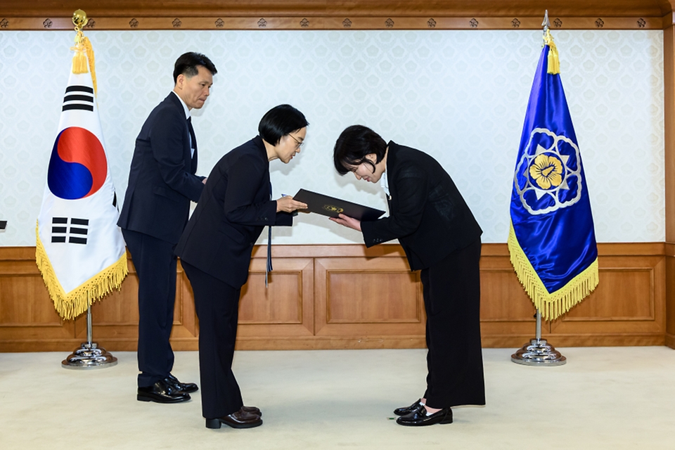 한성숙 국무총리가 7월 7일 서울 종로구 정부서울청사에서 적극행정 유공 포상 수여식을 마친 뒤 기념촬영을 하고 있다.