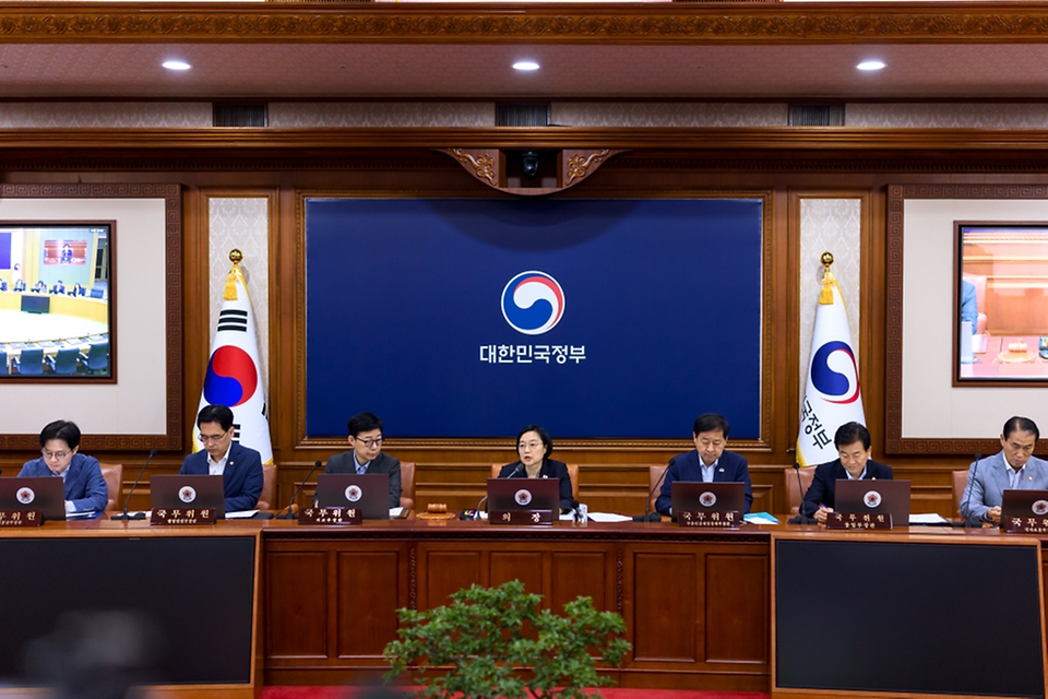 한성숙 국무총리가 7월 7일 서울 종로구 정부서울청사에서 열린 국무회의에서 발언하고 있다.