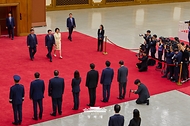 북대서양조약기구(NATO·나토) 정상회의 참석과 몽골 국빈 방문을 위해 출국하는 이재명 대통령 부부가 7월 7일 성남 서울공항에서 환송객들을 향해 이동하고 있다.