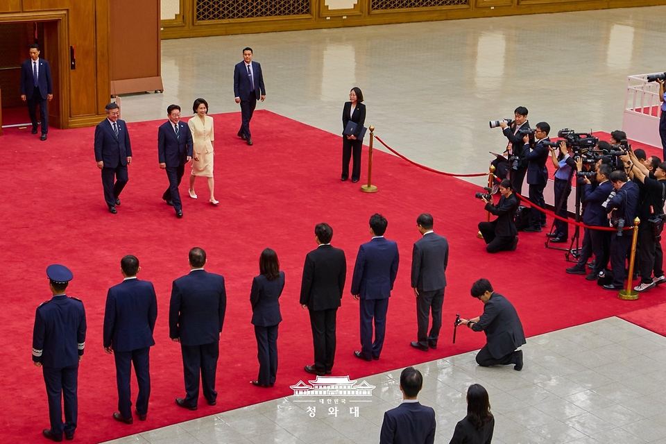 북대서양조약기구(NATO·나토) 정상회의 참석과 몽골 국빈 방문을 위해 출국하는 이재명 대통령 부부가 7월 7일 성남 서울공항에서 환송객들을 향해 이동하고 있다.