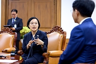 조정식 국회의장이 7월 7일 국회의장실을 찾은 한성숙 국무총리와 기념 촬영하고 있다.