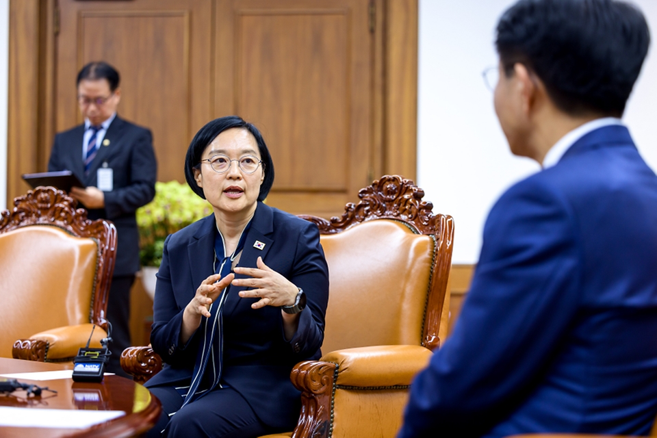 조정식 국회의장이 7월 7일 국회의장실을 찾은 한성숙 국무총리와 기념 촬영하고 있다.