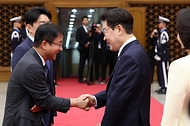 이재명 대통령이 7일 오전 경기 성남시 서울공항에서 공군 1호기로 향하고 있다. 이 대통령은 북대서양조약기구(NATO·나토) 정상회의 참석 등 외교 일정을 소화한다.