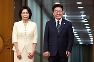이재명 대통령이 7일 오전 경기 성남시 서울공항에서 공군 1호기로 향하고 있다. 이 대통령은 북대서양조약기구(NATO·나토) 정상회의 참석 등 외교 일정을 소화한다.