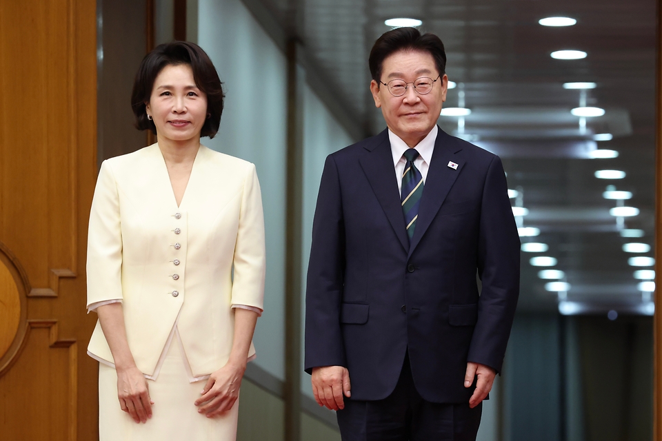 이재명 대통령이 7일 오전 경기 성남시 서울공항에서 공군 1호기로 향하고 있다. 이 대통령은 북대서양조약기구(NATO·나토) 정상회의 참석 등 외교 일정을 소화한다.