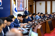 한성숙 국무총리가 7월 7일 서울 종로구 정부서울청사에서 열린 국무회의에서 발언하고 있다.