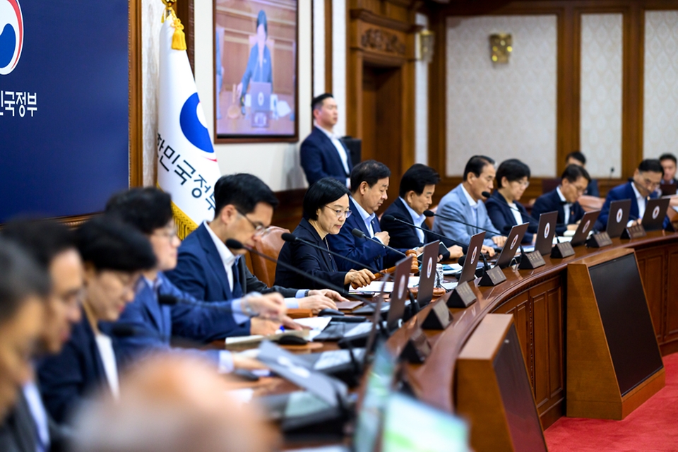 한성숙 국무총리가 7월 7일 서울 종로구 정부서울청사에서 열린 국무회의에서 발언하고 있다.