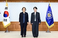 한성숙 국무총리가 7월 7일 서울 종로구 정부서울청사에서 적극행정 유공 포상 수여식을 마친 뒤 기념촬영을 하고 있다.