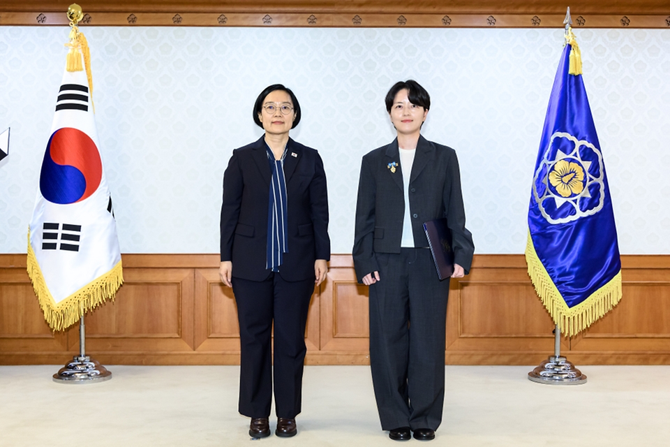 한성숙 국무총리가 7월 7일 서울 종로구 정부서울청사에서 적극행정 유공 포상 수여식을 마친 뒤 기념촬영을 하고 있다.