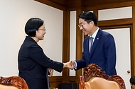 조정식 국회의장이 7월 7일 국회의장실을 찾은 한성숙 국무총리와 기념 촬영하고 있다.