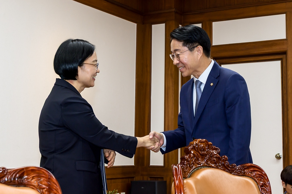 조정식 국회의장이 7월 7일 국회의장실을 찾은 한성숙 국무총리와 기념 촬영하고 있다.