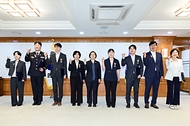 한성숙 국무총리가 7월 7일 서울 종로구 정부서울청사에서 적극행정 유공 포상 수여식을 마친 뒤 기념촬영을 하고 있다.