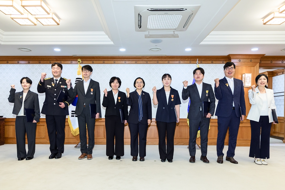 한성숙 국무총리가 7월 7일 서울 종로구 정부서울청사에서 적극행정 유공 포상 수여식을 마친 뒤 기념촬영을 하고 있다.