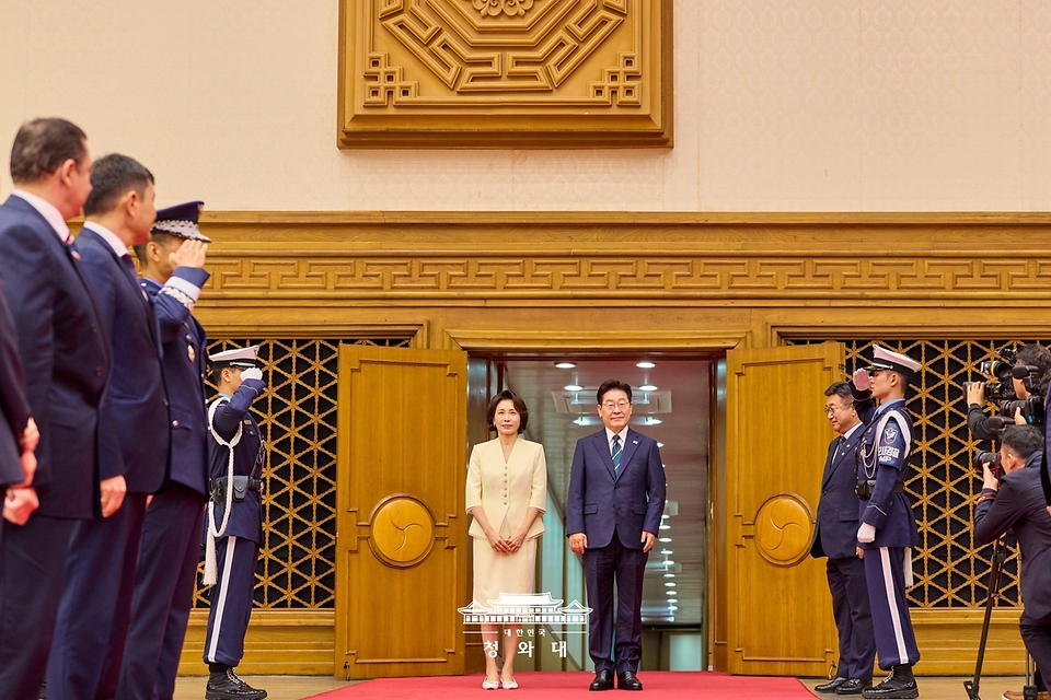 북대서양조약기구(NATO·나토) 정상회의 참석과 몽골 국빈 방문을 위해 출국하는 이재명 대통령 부부가 7월 7일 성남 서울공항에서 공군1호기 탑승 전 환송객들을 바라보고 있다.