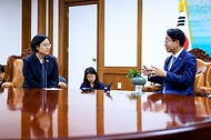 조정식 국회의장이 7월 7일 국회의장실을 찾은 한성숙 국무총리와 기념 촬영하고 있다.