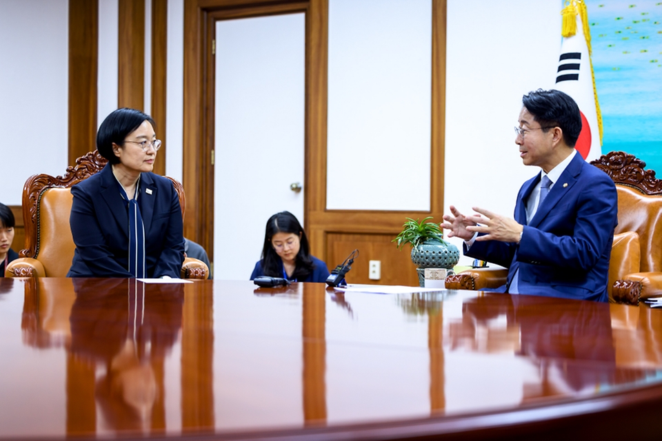 조정식 국회의장이 7월 7일 국회의장실을 찾은 한성숙 국무총리와 기념 촬영하고 있다.