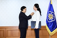 한성숙 국무총리가 7월 7일 서울 종로구 정부서울청사에서 적극행정 유공 포상 수여식을 마친 뒤 기념촬영을 하고 있다.