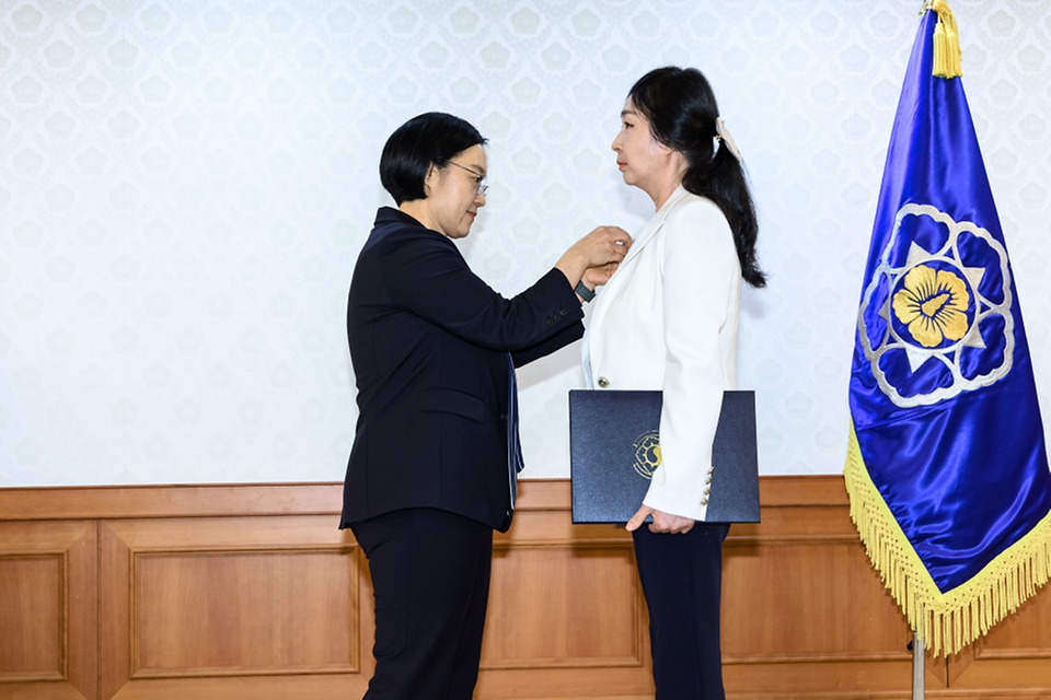 한성숙 국무총리가 7월 7일 서울 종로구 정부서울청사에서 적극행정 유공 포상 수여식을 마친 뒤 기념촬영을 하고 있다.