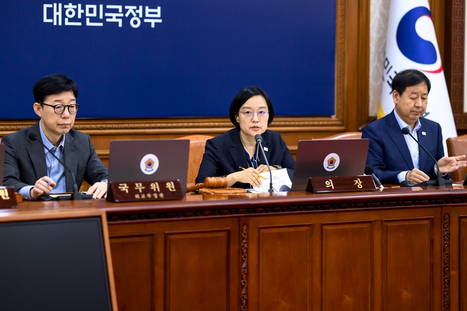 한성숙 국무총리가 7월 7일 서울 종로구 정부서울청사에서 열린 국무회의에서 발언하고 있다.