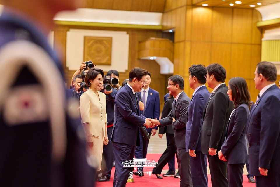 북대서양조약기구(NATO·나토) 정상회의 참석과 몽골 국빈 방문을 위해 출국하는 이재명 대통령이 7월 7일 성남 서울공항에서 환송 나온 더불어민주당 한병도 대표 직무대행 겸 원내대표와 인사하고 있다.