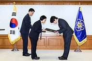 한성숙 국무총리가 7월 7일 서울 종로구 정부서울청사에서 적극행정 유공 포상 수여식을 마친 뒤 기념촬영을 하고 있다.