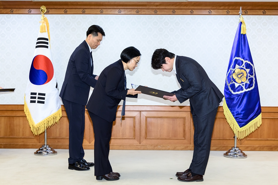 한성숙 국무총리가 7월 7일 서울 종로구 정부서울청사에서 적극행정 유공 포상 수여식을 마친 뒤 기념촬영을 하고 있다.