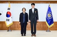 한성숙 국무총리가 7월 7일 서울 종로구 정부서울청사에서 적극행정 유공 포상 수여식을 마친 뒤 기념촬영을 하고 있다.