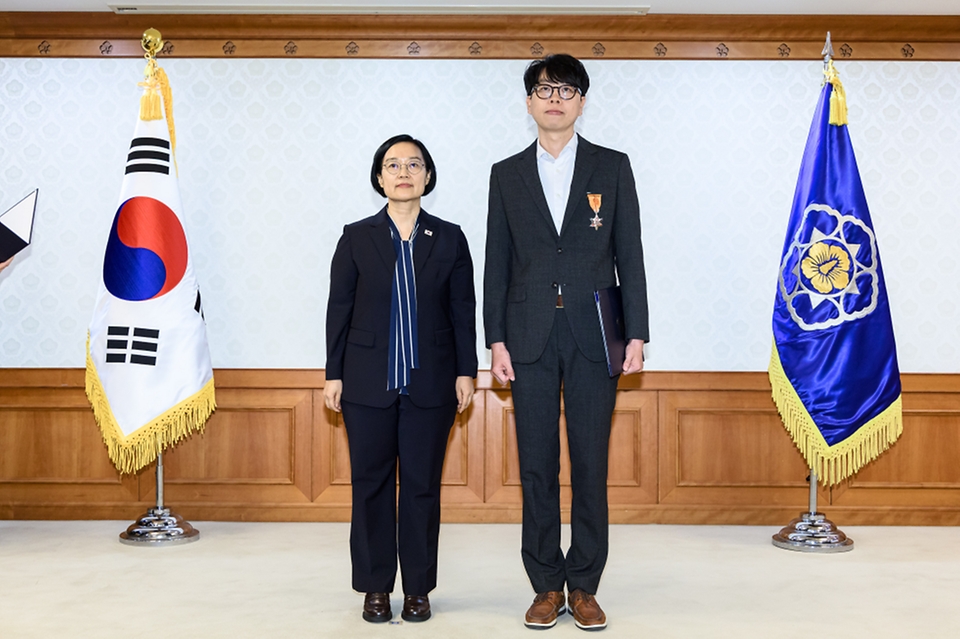 한성숙 국무총리가 7월 7일 서울 종로구 정부서울청사에서 적극행정 유공 포상 수여식을 마친 뒤 기념촬영을 하고 있다.