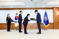 한성숙 국무총리가 7월 7일 서울 종로구 정부서울청사에서 적극행정 유공 포상 수여식을 마친 뒤 기념촬영을 하고 있다.