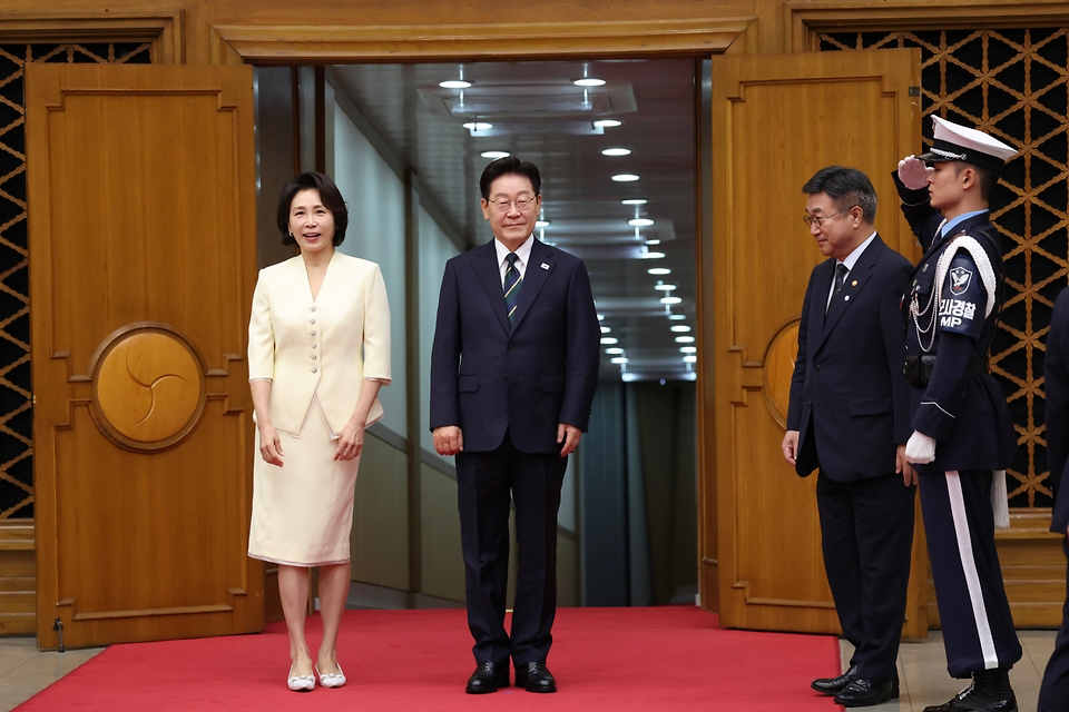이재명 대통령이 7일 오전 경기 성남시 서울공항에서 공군 1호기로 향하고 있다. 이 대통령은 북대서양조약기구(NATO·나토) 정상회의 참석 등 외교 일정을 소화한다.