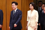 이재명 대통령이 7일 오전 경기 성남시 서울공항에서 공군 1호기로 향하고 있다. 이 대통령은 북대서양조약기구(NATO·나토) 정상회의 참석 등 외교 일정을 소화한다.