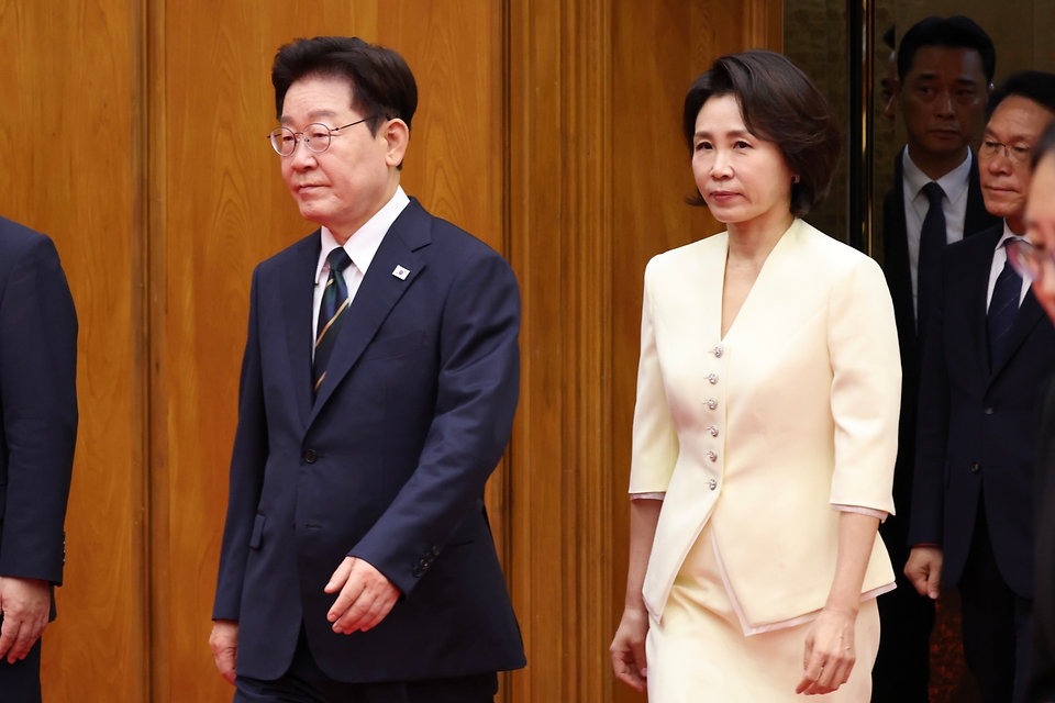 이재명 대통령이 7일 오전 경기 성남시 서울공항에서 공군 1호기로 향하고 있다. 이 대통령은 북대서양조약기구(NATO·나토) 정상회의 참석 등 외교 일정을 소화한다.